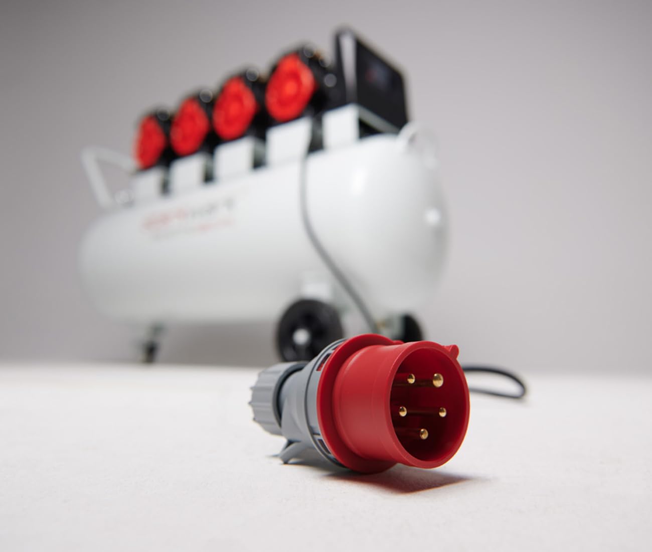 Starkwerk Flüsterkompressor Druckluftkompressor Silent Kompressor SW 677/10 Pro ölfrei 400 Volt - 10 Bar - 150 Liter Kessel inklusive Druckminderer und Wasserabscheider